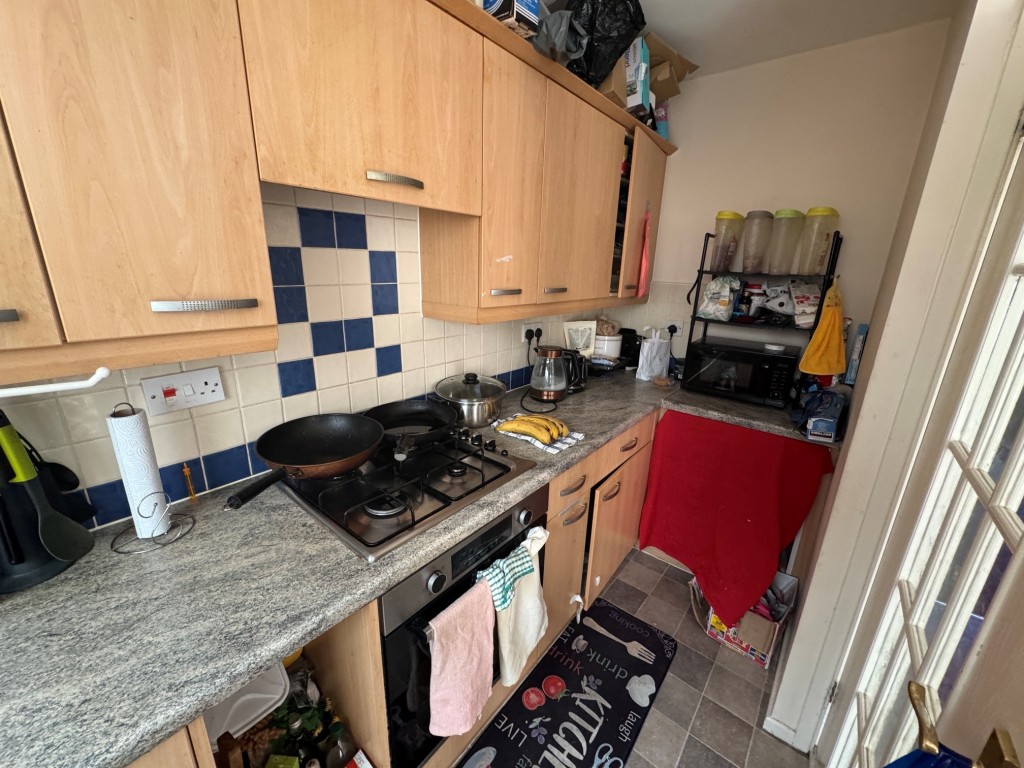 Lot: 216 - FREEHOLD THREE-BEDROOM SEMI-DETACHED HOUSE - A RESIDENTIAL INVESTMENT - Kitchen - view 3